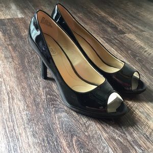 EUC Bandolino Be Flexible Heels size 8M